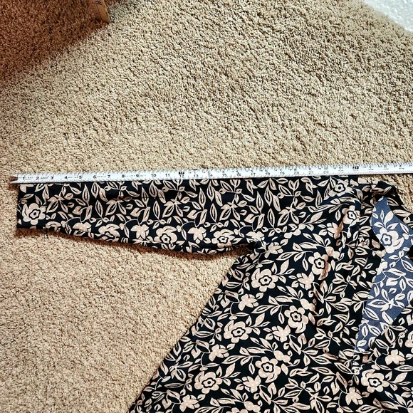 Ann Taylor petite v-neck floral blouse Size SP Colors black tan and white - Picture 2 of 13